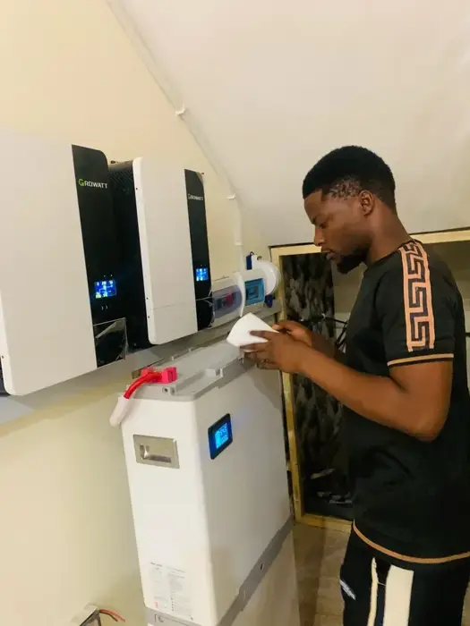 Configuring hybrid inverter with lithium battery pack